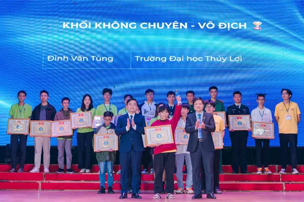 Sinh Viên Đinh Văn Tùng Xuất Sắc Dành Giải Vô Địch